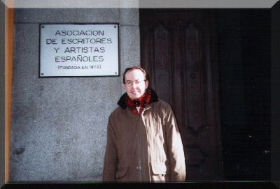 Carmelo Abadía es miembro de la Asociación de Escritores y Artistas Españoles.