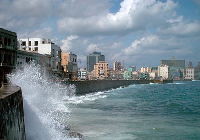 Cuba, La Habana: La potenza delle onde del mare al Malecon